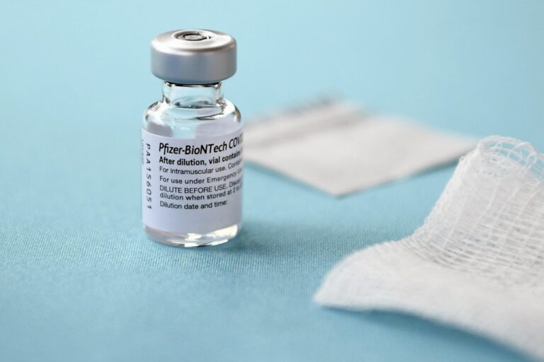 Flaconi dei vaccini utilizzati dall’Asl Na1 frantumati dopo l’uso