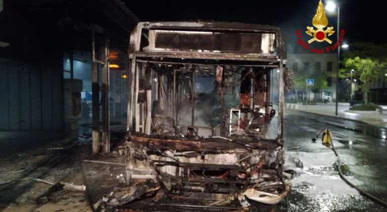 Mignano Montelungo: autobus in fiamme sull’autostrada