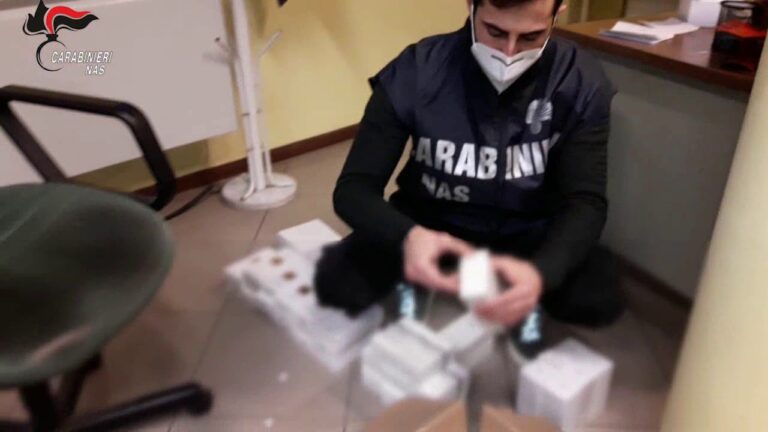 Profumo di truffa! Quindici persone denunciate per commercio e contraffazione di noti marchi