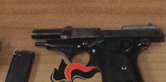 Trovati in due abitazione di Sant’Antimo documenti contraffatti, una pistola con proiettili e fuochi d’artificio: arrestati una donna 45enne ed il figlio