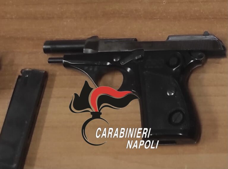Trovati in due abitazione di Sant’Antimo documenti contraffatti, una pistola con proiettili e fuochi d’artificio: arrestati una donna 45enne ed il figlio