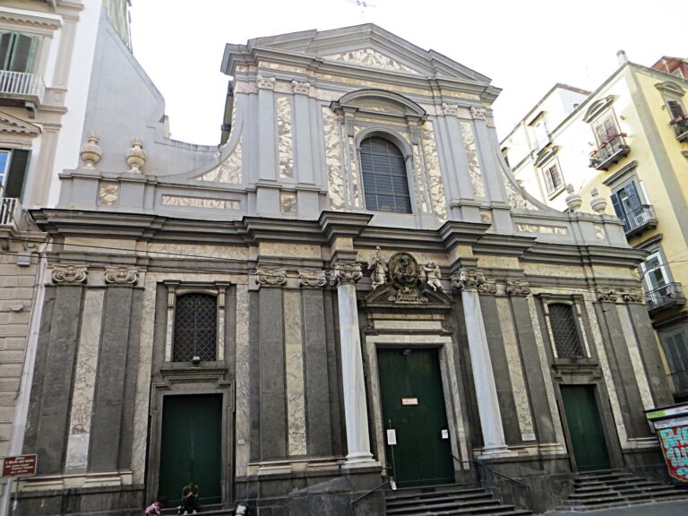 Servono fondi per la chiesa di San Nicola alla Carità a Napoli, ed il parroco chiede l’aiuto di Putin