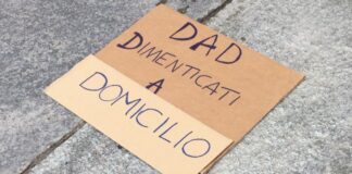 Manifesti “No dad” per le strade di Napoli, in concomitanza con la chiusura delle scuole