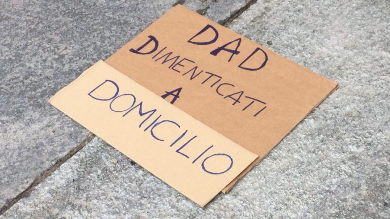Manifesti “No dad” per le strade di Napoli, in concomitanza con la chiusura delle scuole