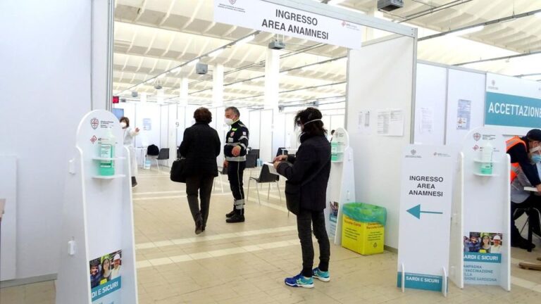 Scorte quasi finite, numerosi hub vaccinali chiusi fino a mercoledì a Napoli