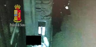 Napoli: mortaretti e fuochi d’artificio per coprire i ladri, la polizia esamina le immagini delle telecamere di via Michelangelo