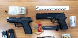 Napoli: pistole, cartucce e revolver rinvenuti nel vano ascensore di uno stabile di Secondigliano