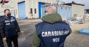 Container carichi di rifiuti e motoveicoli rubati, sequestrati nel porto di Napoli
