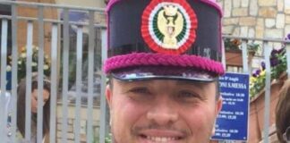 Omicidio Apicella, striscioni di familiari ed amici nei pressi del Tribunale di Napoli in attesa della sentenza