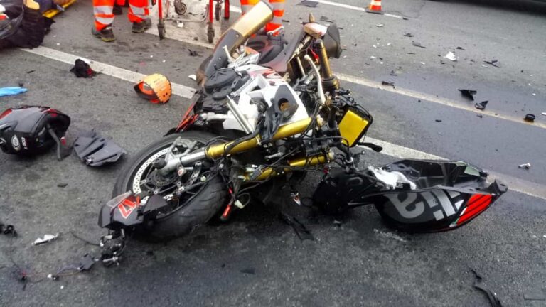 Schianto frontale tra moto, tre morti tra cui 23enne e una volontaria della Croce Rossa
