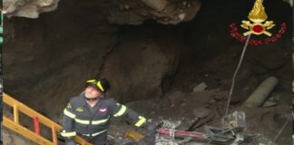 Furgone in una voragine a Santa Maria Capua Vetere, si indaga sulle cause del cedimento