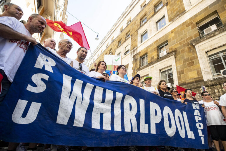 Gli operai Whirlpool bloccano la Napoli-Salerno. I sindacati: “Dopo 3 anni di lotta e un anno di attesa c’è bisogno di risposte”