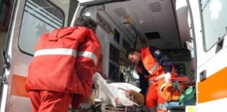 Schianto in galleria sull’autostrada A16, marito e moglie in ospedale