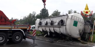 Un autocarro che trasportava latte si ribalta sulla Provinciale 333, territorio di Caiazzo