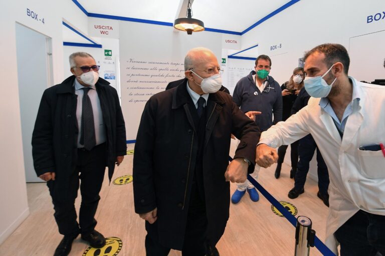 De Luca: “Evitare didattica a distanza, ma più vaccini per la fascia tra i 12 ed i 19 anni”. Convocata riunione