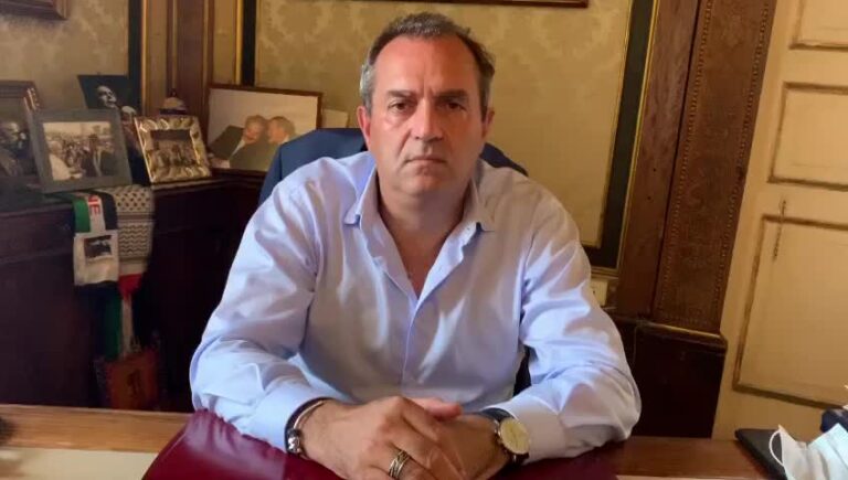 Politiche, la proposta di Luigi de Magistris: “Assumere un milione ​di dipendenti pubblici”