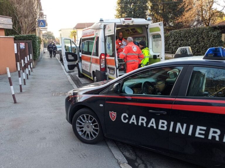 Tragedia nel Napoletano, auto sbanda e finisce contro un portone: muore 19enne, fidanzata in gravi condizioni