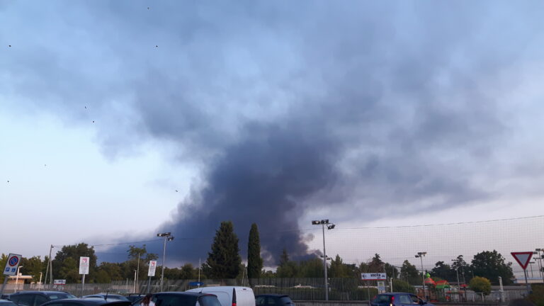 Incendio in una fabbrica di caffè di San Marco Evangelista, enorme colonna di fumo nero. Decine di vigili del fuoco al lavoro per domare le fiamme