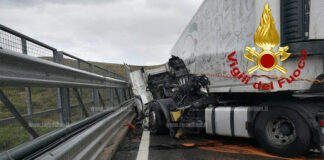 Tir precipita da un viadotto in autostrada nel salernitano: due persone perdono la vita
