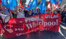 Prosegue la protesta dei metalmeccanici: dipendenti della Whirlpool Napoli in corteo a Castellammare