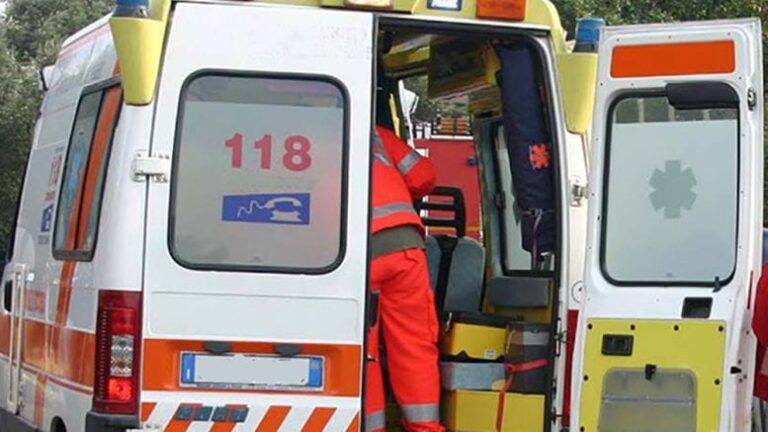 Scontri tra tifoserie a Caserta, lancio di fumogeni e bombe carte durante match con Foggia: due feriti