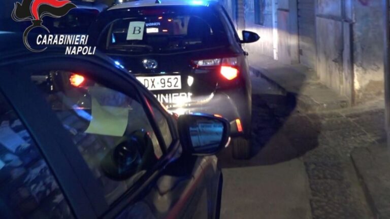Napoli, in manette due carabinieri per “soffiate” e favori ai boss del clan Longobardi-Beneduce di Pozzuoli