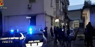Operazione anticlan della Polizia scattata all’alba: arresti nell’Agro Aversano, sequestrate pistole ed un kalashnikov
