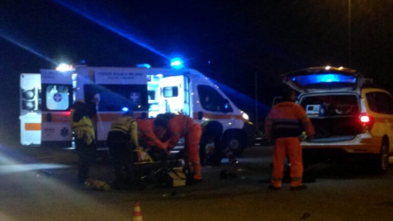 Tragedia a Caivano, auto si schianta contro palo della luce: muore una 18enne: ferite tre amiche