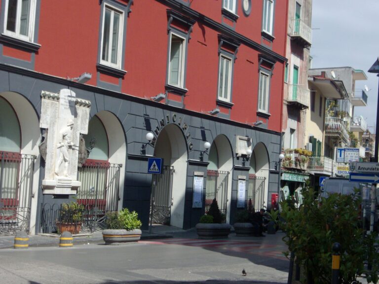 Incredibile nel Napoletano, abusivi nel bene confiscato affidato al centro anti-violenza: è protesta