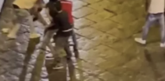 Napoli, scippo in via Mezzocannone a una ragazza: giovane extracomunitario rischia il linciaggio