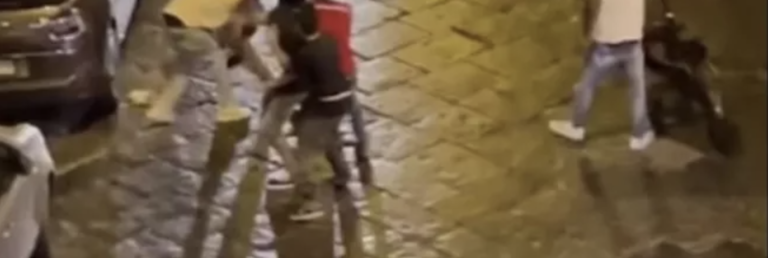 Napoli, scippo in via Mezzocannone a una ragazza: giovane extracomunitario rischia il linciaggio