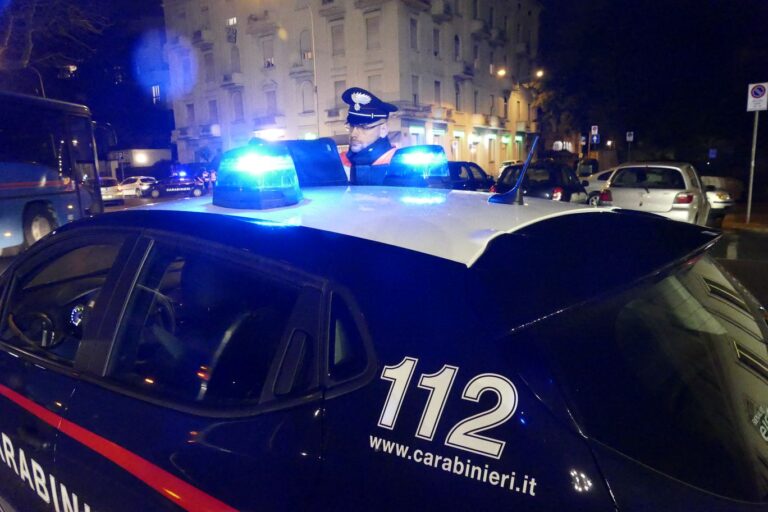 Napoli, inseguimento notturno per le strade cittadine: arrestato un 15enne