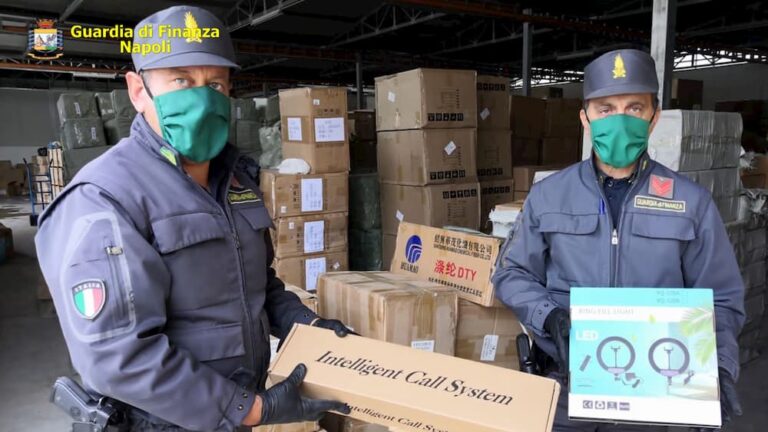 Guardia di finanza in azione in provincia di Napoli: migliaia di articoli ritenuti non sicuri sequestrati, quattro persone denunciate
