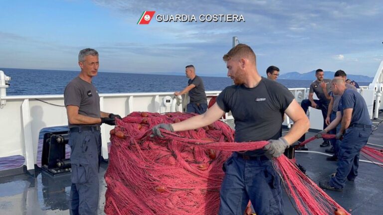 Rimosse due enormi reti dal fondale del mare di Ischia