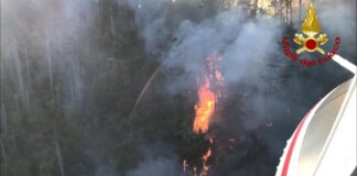 Devastazione sul Monte Tifata, in arrivo da Roma anche un Canadair per domare le fiamme. Fermati due sospetti piromani