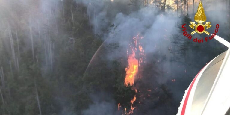 Devastazione sul Monte Tifata, in arrivo da Roma anche un Canadair per domare le fiamme. Fermati due sospetti piromani