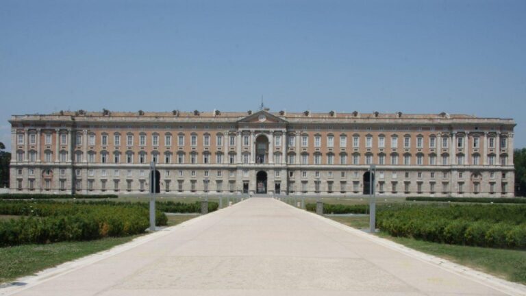 Dramma alla Reggia di Caserta, operaio 49enne muore mentre stava smontando un allestimento esterno: probabile malore
