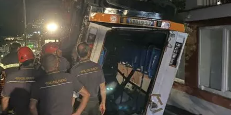 Capri, una gru riporta in strada il bus precipitato: ingente dispiegamento di uomini, ora accertamenti sul mezzo