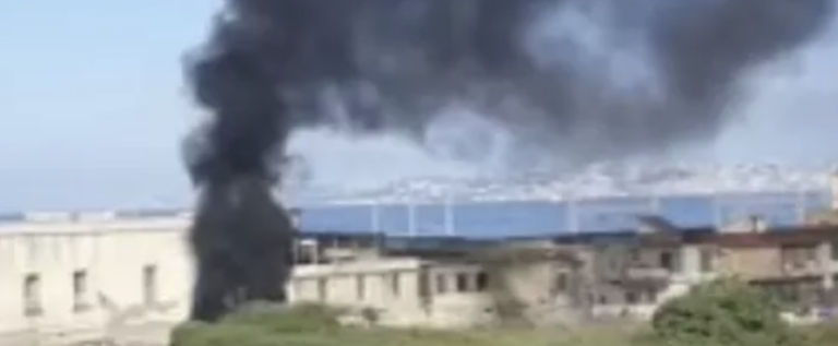 Incendio a Ercolano, nube di fumo nero: forse a fuoco anche amianto