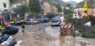 Nubifragio si abbatte su Avellino: caduta alberi e strade bloccate