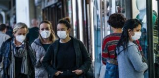 Covid, nuova ordinanza di De Luca: mascherine all’aperto fino al 31 agosto. Ecco le altre prescrizioni