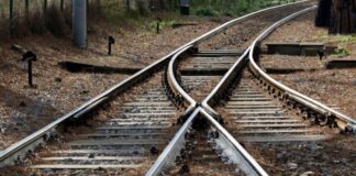 San Giorgio a Cremano: si sdraia sui binari al passaggio del treno, miracolosamente illeso