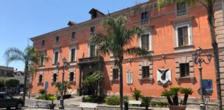 AUDIO SHOCK Sant’Arpino, l’assessore Di Monte: “Certificati per il liceo Siani a pezzotto”. Mentre nel comizio parla di legalità