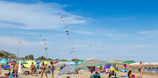 Blitz dei Nas sulle spiagge, stabilimenti non sanificati e pochi controlli. Uno su tre non rispetta norme anti-Covid