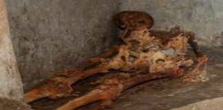 Pompei, scoperta una tomba con facciata decorata e camera per l’inumazione