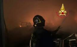 Domato il vasto incendio sulla Domitiana, a fuoco anche elettrodomestici e pneumatici