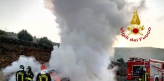 Fiamme in una concessionaria di Boscoreale: dodici vetture distrutte, sei danneggiate