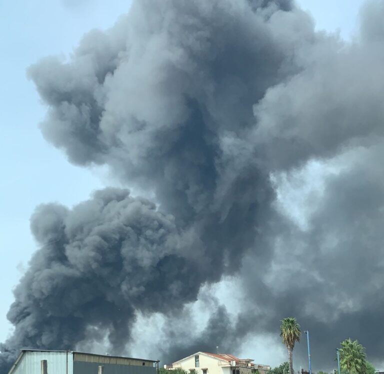VIDEO A fuoco fabbrica tra Carinaro e Teverola, gigantesca nube tossica: panico tra i cittadini