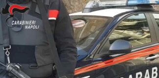 Napoli, litiga davanti al bar di Fuorigrotta e lo accoltellano