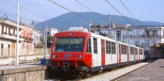 Violenza sessuale a Napoli, palpeggia e aggredisce un gruppo di minorenni sulla Circumvesuviana: arrestato